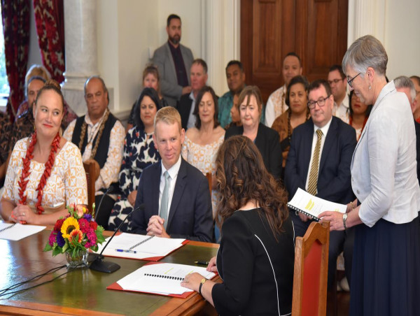  Hipkins takes office as NZ prime minister 