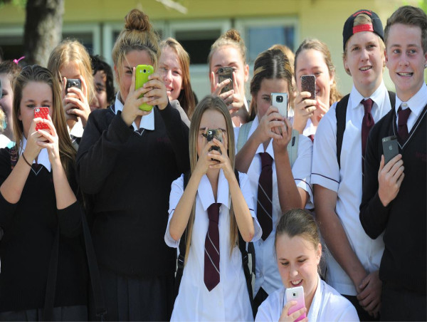 Renewed push to ban mobiles in NSW schools