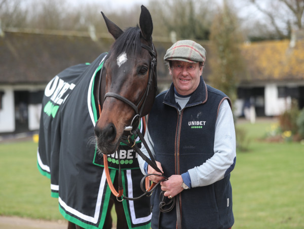  Henderson offers upbeat update after Altior colic scare 