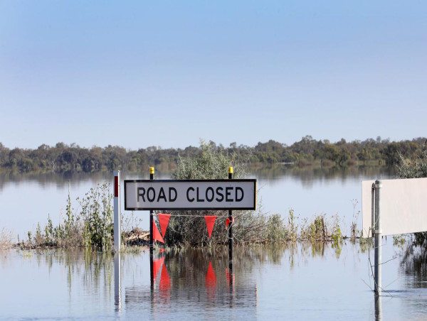  Murray flooding breaches levee in SA 