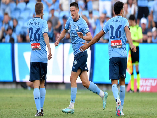 Le Fondre double lifts Sydney to ALM win over Mariners