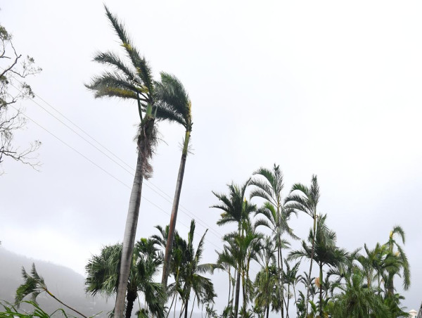  Australian island battening down for tropical cyclone 