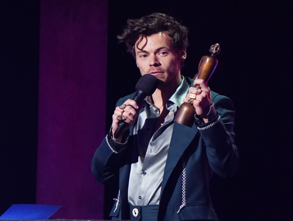  Harry Styles thanks One Direction bandmates as he wins second Brit of the night 