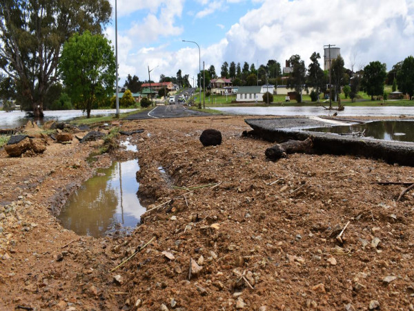 Farmers, truckies, councils want $5.5b rural road fix 