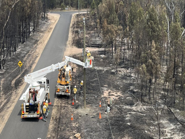 Firefighters battle large blaze in Qld's Western Downs