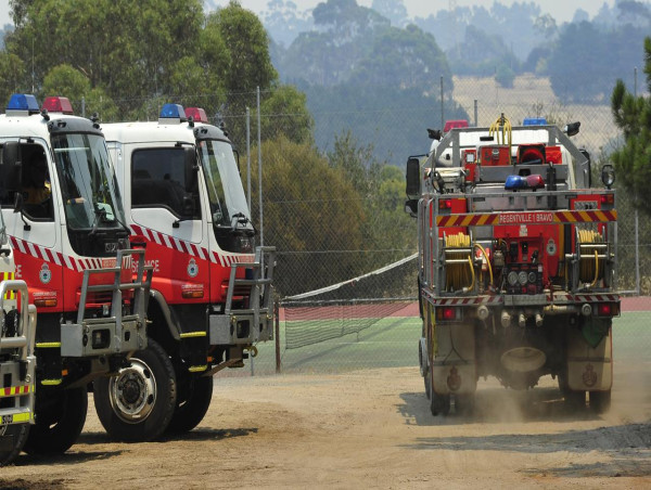 Lives, homes 'still at risk' as SA bushfire downgraded