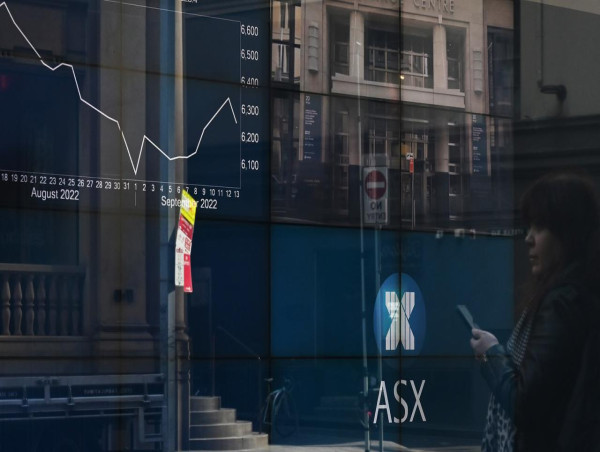  Australian shares edge higher amid earnings reports 