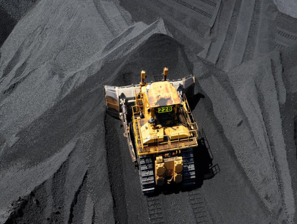 Push for new, bigger coal mines labelled 'climate bomb'