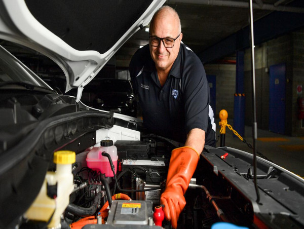  Electric vehicles spark rush to train 100,000 mechanics 