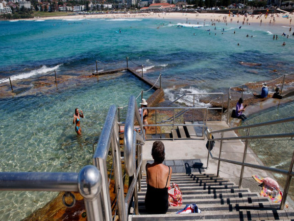  NSW swelters through second scorcher as bushfires burn 