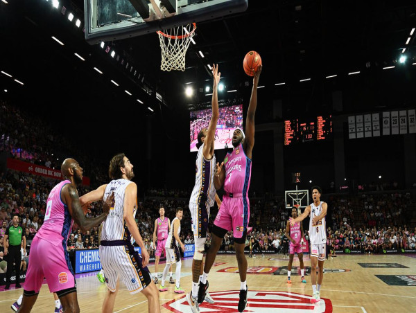 Gutsy NZ Breakers force decider in NBL finals series