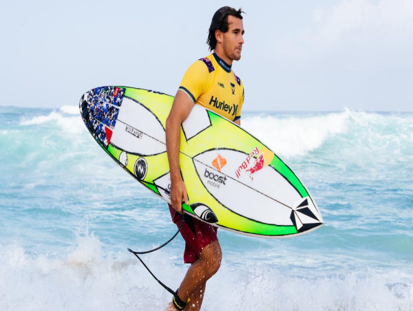  Robinson falls in barrel-fest final but keeps surf lead 