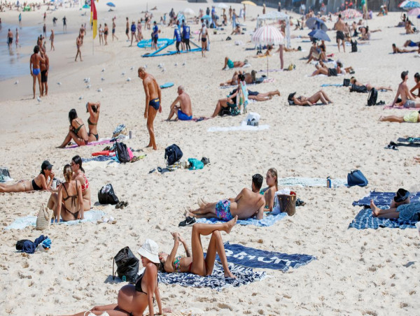 Lingering summer brings hot and fiery conditions to NSW