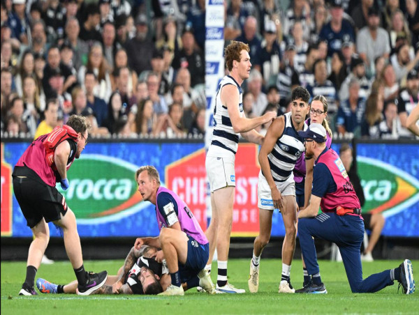Howe stretchered off as Collingwood beat Geelong