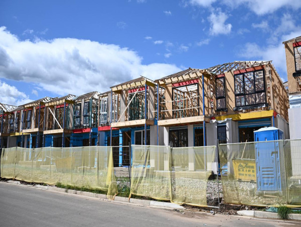 Crossbench threat to close door on social housing fund
