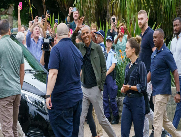 Obama draws a crowd down under ahead of speaking tour