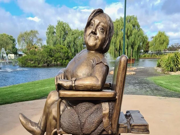 Disability advocate Stella Young immortalised in bronze