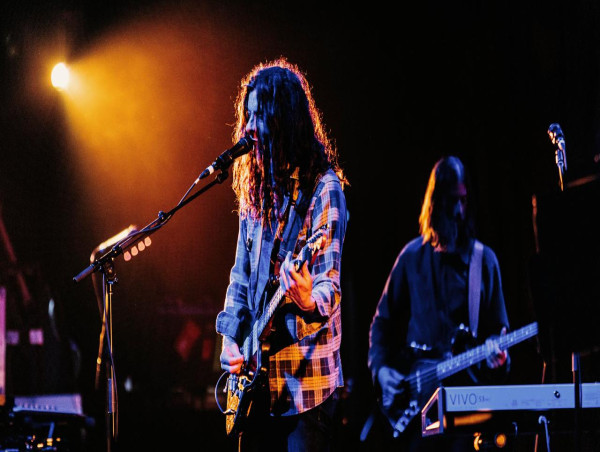  Indie rocker brings hypnotic hits to iconic music venue 