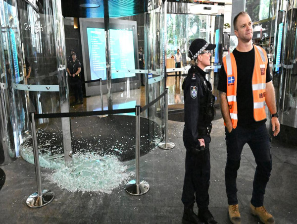  Glass smashed as thousands rally in union protests 