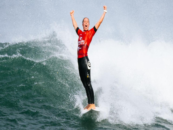 Aussie women make clean sweep of Bells surf semi-finals