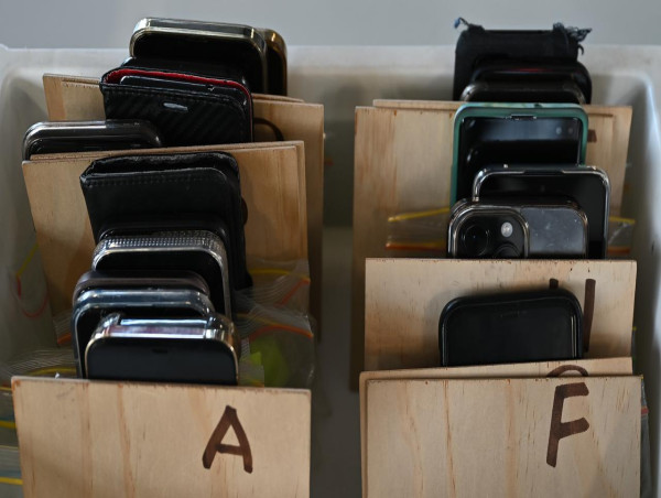  Qld seeks national policy as it weighs school phone ban 