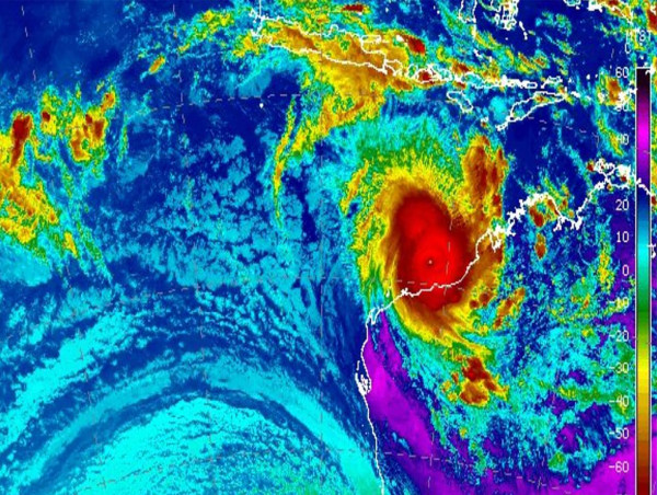  Cyclone Ilsa hits WA coast 'like a freight train' 