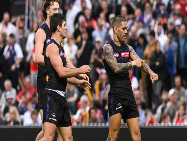 Walters shines after racism abuse as Dockers win