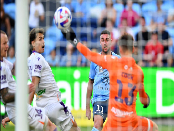 Sydney FC turn on style to thrash Perth Glory in ALM