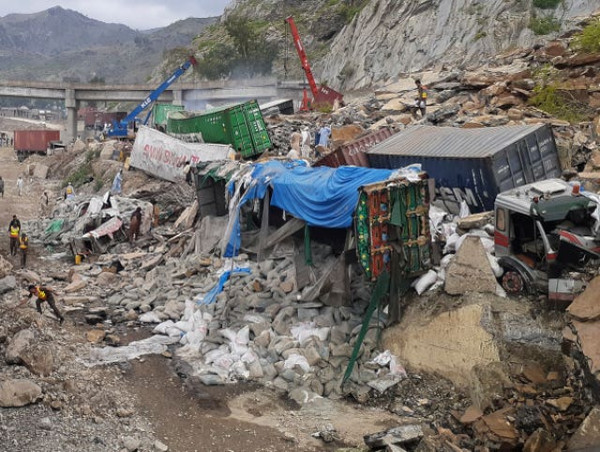  Deadly landslide buries trucks in Pakistan 