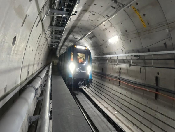  Trains run deep under Sydney Harbour in railway first 