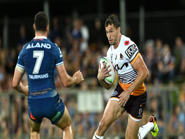 Oates out for a month with knee injury in Broncos blow