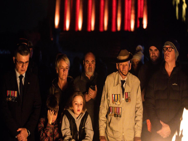  Huge crowd for solemn Melbourne Anzac Day dawn service 