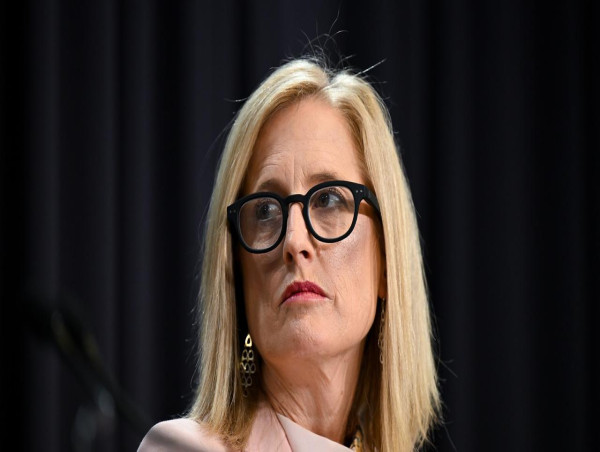  Calls mount to lift payment cut-off for single parents 