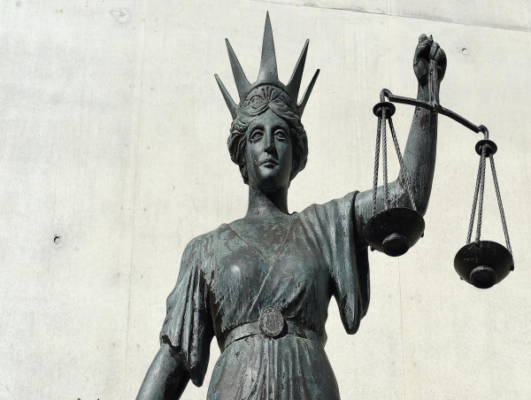  Office workers rallied to halt axe attack, court told 