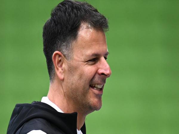  Bottom-placed Macarthur re-sign coach Mile Sterjovski 