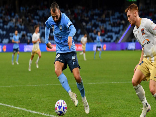 Sky Blues ease past Jets to roll into finals