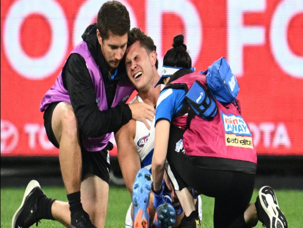  North's Comben stretchered off MCG with leg injury 