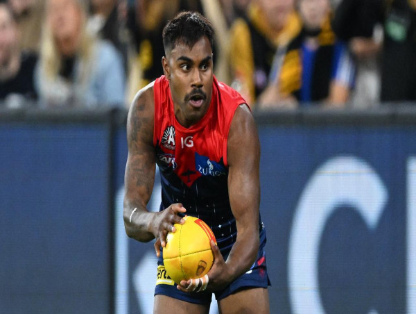  Melbourne lock-in Pickett on fresh four-year contract 