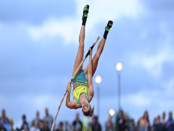  Fit-again Kennedy back in pole vault action in Doha 
