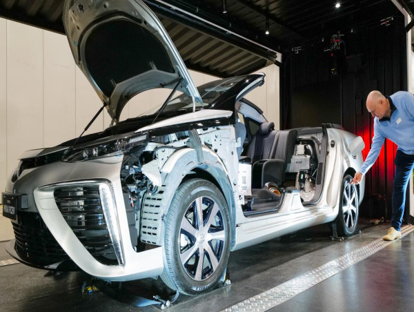 Toyota shows hydrogen cars in push for new green tech