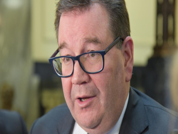  New Zealand finances worsen, budget deficit looms 