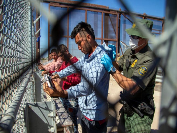  Surge of migrants at US-Mexico border before restrictions are lifted 