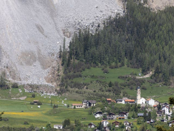  Residents pack up as Swiss village evacuated under rockslide threat 