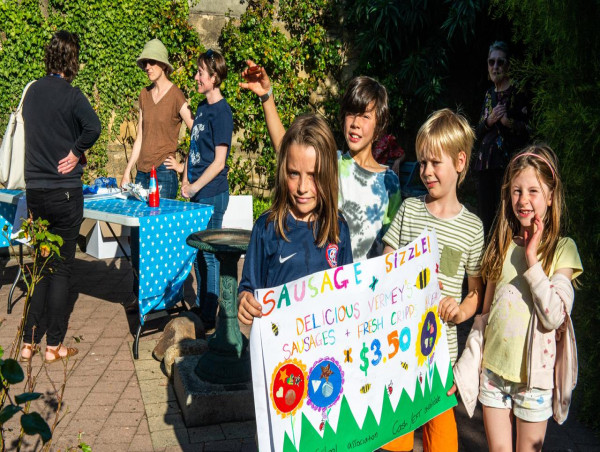  Volunteering eases kids' mental illness odds: study 