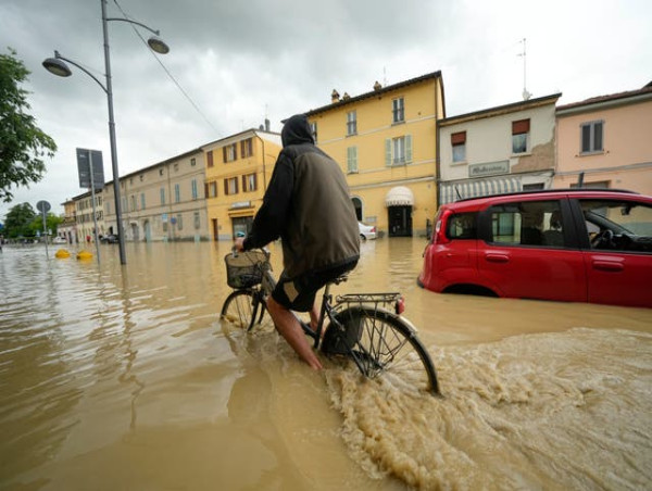  Crews work to reach Italian towns isolated by floods as clean up begins 