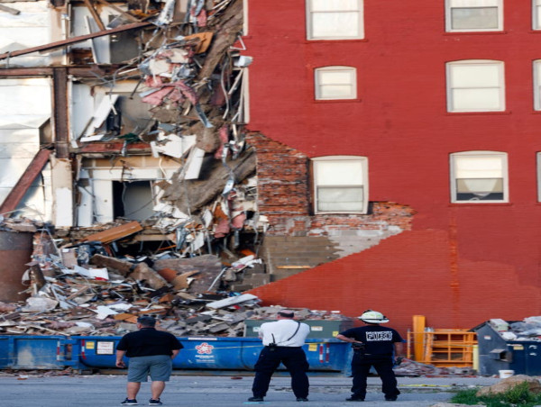  Five people remain missing after Iowa apartments collapse 