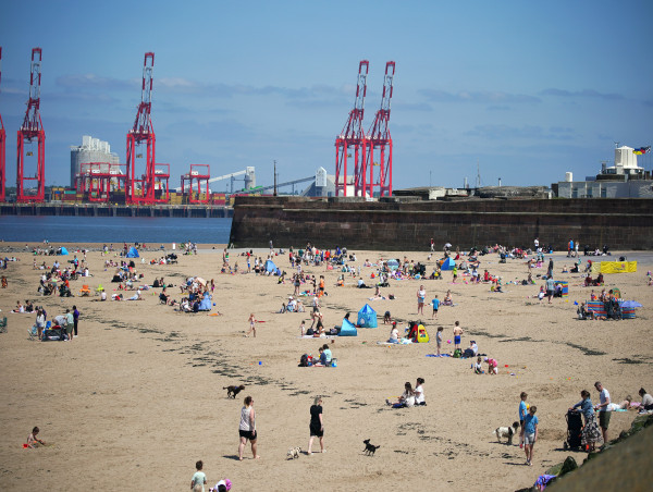  UK enjoys hottest day of year so far at over 25C 