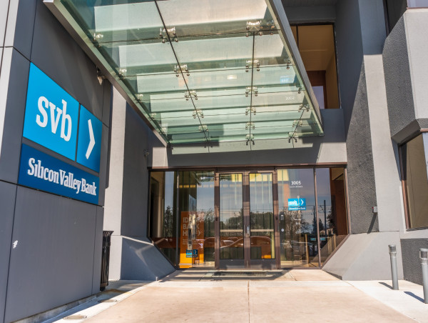  Why did a regional US bank failure lead to financial market turmoil? 