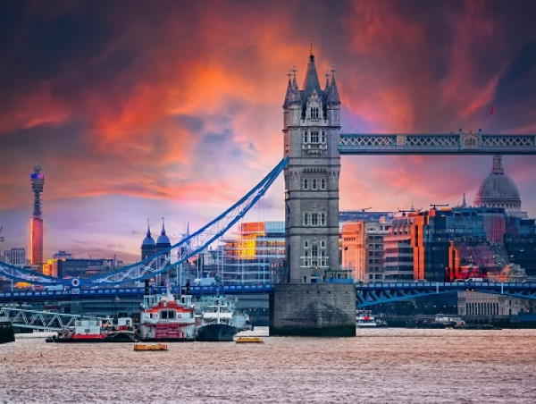 Is it time to buy the British pound as speculators raise bullish bets?
