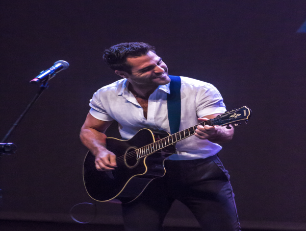  Arian Abadi deslumbra en Santa Marta durante los Monitor Latino Awards 